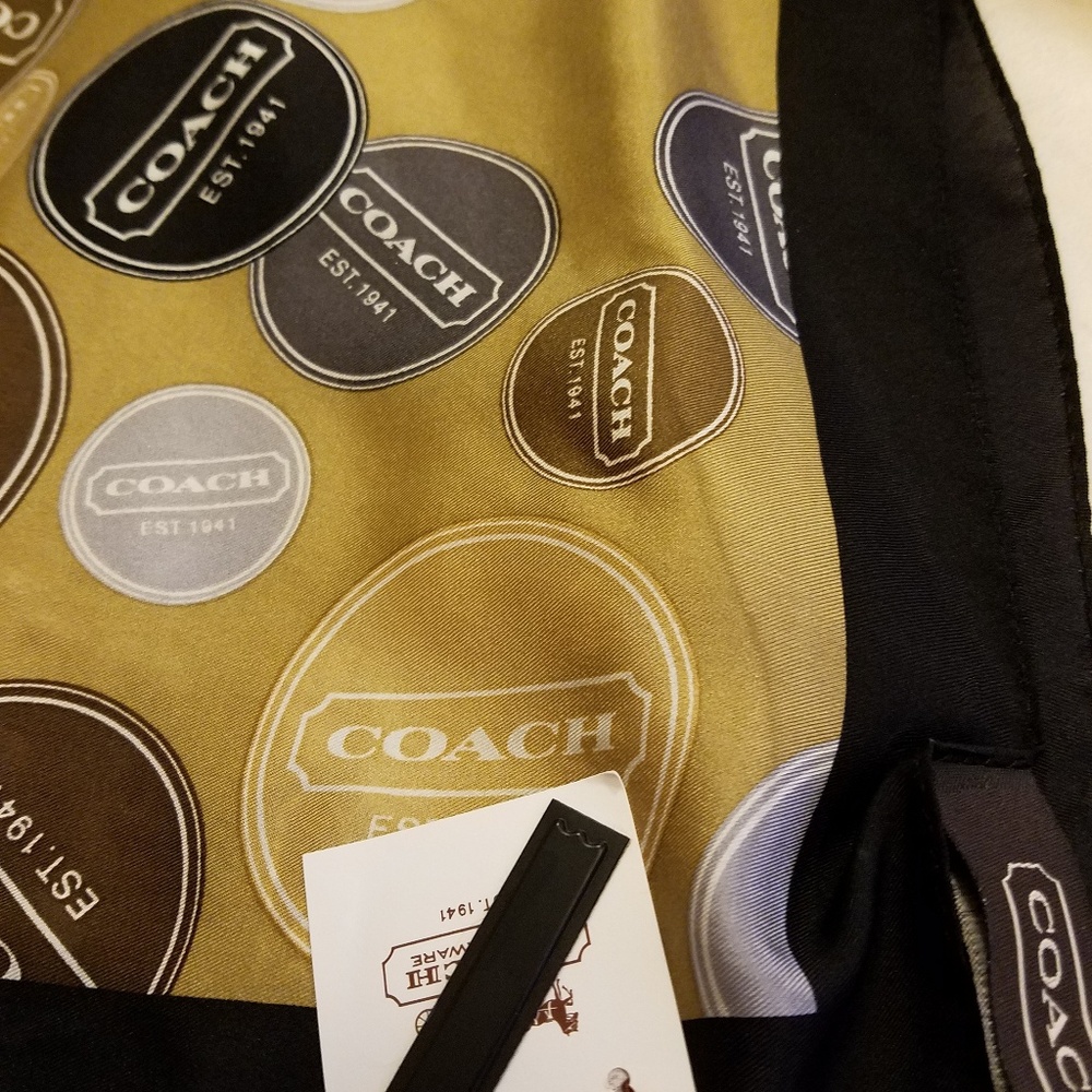 NWT ⚫Coach Gallery Button Scarf - Picture 5 of 6